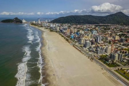 imagem colorida de praia no Balneário Flamingo (PR) - Metrópoles