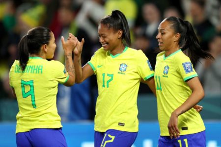 Jogadoras da Seleção Brasileira feminina comemoram gol marcado na Copa do Mundo - Metrópoles