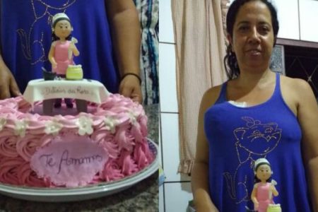 imagem colorida com uma mulher em frente a bolo decorativo de aniversário - Metrópoles