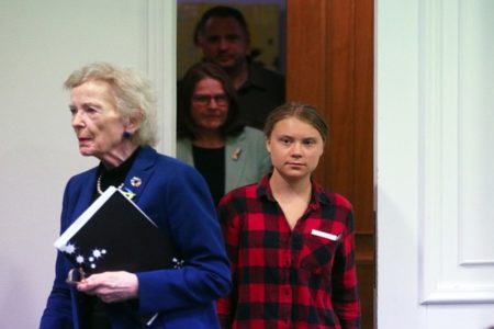 Imagem colorida de Greta Thunberg visitando Kiev - Metrópoles