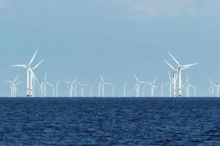 imagem colorida de equipamentos de energia eólica instalados em alto mar - Metrópoles