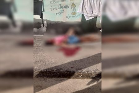 imagem colorida e borrada de mulher morta a facadas em rua de Maceió - Metrópoles