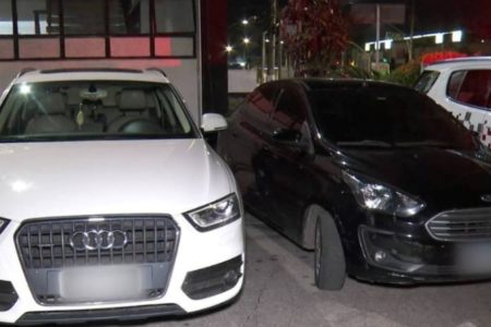 Audi Q3 branco e Ford Ka preto parados em pátio de delegacia de SP; donos foram rendidos por quadrilha em SP