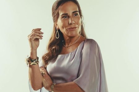 Foto colorida de Gloria Pires com blusa lilás - Metrópoles