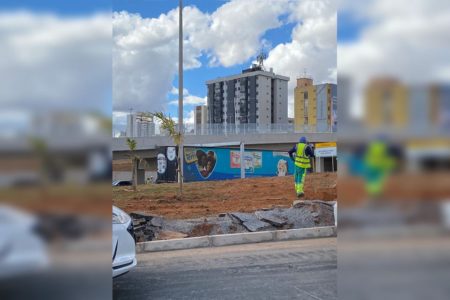 caminhão ao fundo preso em estrutura de túnel