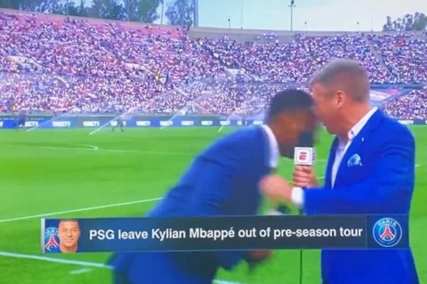 Print do momento em que Shaka Hislop desamaia durante transmissão de jogo - Metrópoles