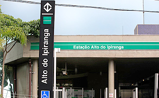 Entrada da estação Alto do Ipiranga; coluna preta com nome da estação; ao fundo, placa verde com letras brancas - Metrópoles