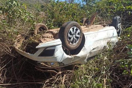 imagem colorida de carro pneus para cima - Metrópoles