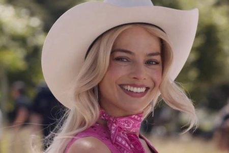 Foto colorida de Margot Robbie sorrindo no filme Barbie - Metrópoles