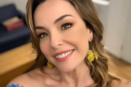 Foto colorida de Regiane Alves sorrindo e com os cabelos soltos - Metrópoles