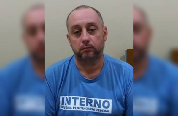 Homem de meia idade de camiseta azul escrita "interno"