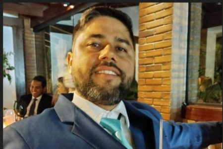 Flamenguista Jonathan Messias Santos da Silva de terno e com um copo na mão; ele é acusado de arremessar garrafa que matou torcedora palmeirense em SP