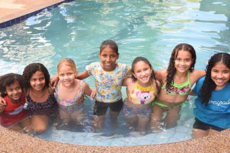 imagem colorida crianças em piscina aparecida