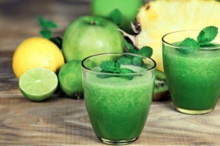 Dois copos de suco verde de limão com laranja e outras frutasa -Metrópoles