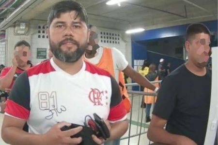 Foto colorida de torcedor do Flamengo, de barba, ventindo camiseta ddo cllube carioca em catraca do estádio do Palmeiras, em São Paulo - Metrópoles