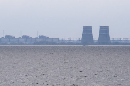 Imagem colorida mostra a usina nuclear de Zaporizhzhia no horizonte - Metrópoles