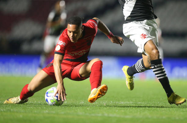 Jovem Vitor Roque, de camisa vermelha, em ação pelo time do Athletico - Metrópoles