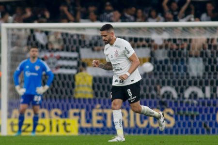 Renato Augusto, do Corinthians, comemora gol em jogo da Copa do Brasil - Metrópoles