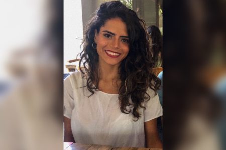 Noemi da Silva Araújo. Mulher de blusa branca e cabelos pretos sorrindo - Metrópoles