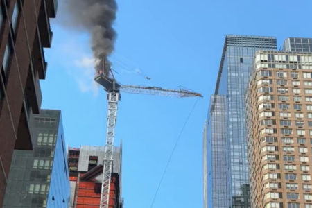 Imagem colorida de guindaste caindo em NY - Metrópoles