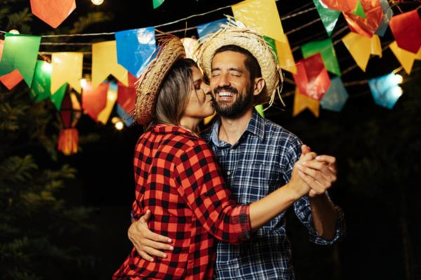 Foto colorida de casal dançando em uma festa junina - Metróipoles