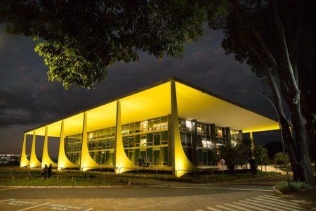 imagem colorida do prédio do STF com iluminação amarela para campanha do Julho Amarelo, em prevenção à hepatite - Metrópoles