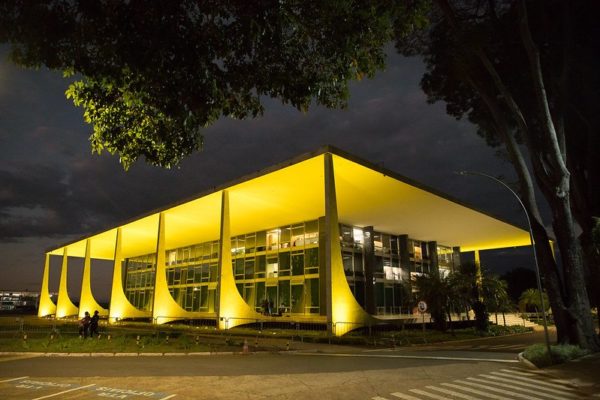 imagem colorida do prédio do STF com iluminação amarela para campanha do Julho Amarelo, em prevenção à hepatite - Metrópoles