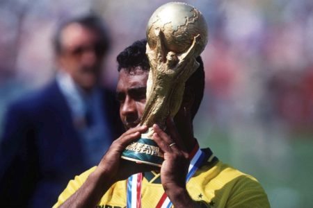 Romário com a taça da Copa do Mundo - Metrópoles