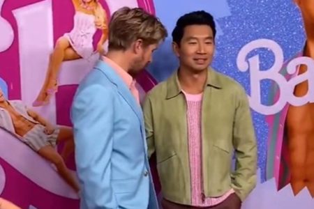 Foto colorida de Ryan Gosling e Simu Liu no pink carpet - Metrópoles