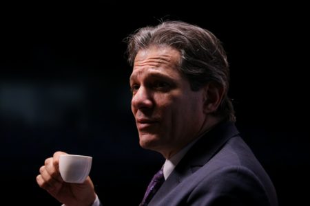 Ministro Fernando Haddad segura xícara de café inflação - metrópoles