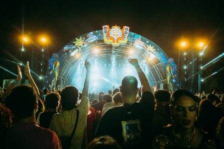 Foto do Festival CoMA. É possível ver o palco e o público - Metrópoles