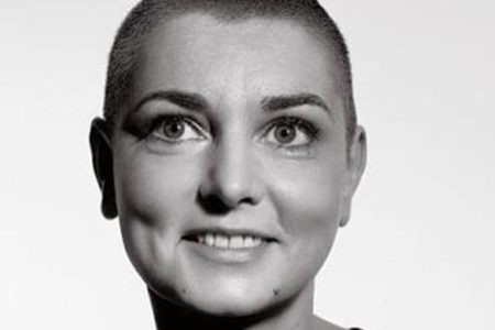 Foto em preto e branco do rosto da cantora Sinéad O'Connor - Metrópoles