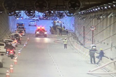 Imagem do túnel Rei Pelé com canos rompidos no chão da pista