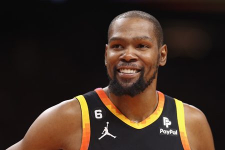 Kevin Durant em ação pelo Phoenix Suns - Metrópoles