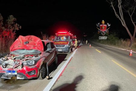 Carro após atropelamento e viatura do CBMDF - Metrópoles