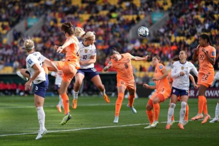 Jogadoras de EUA e Holanda em disputa de bola - Metrópoles