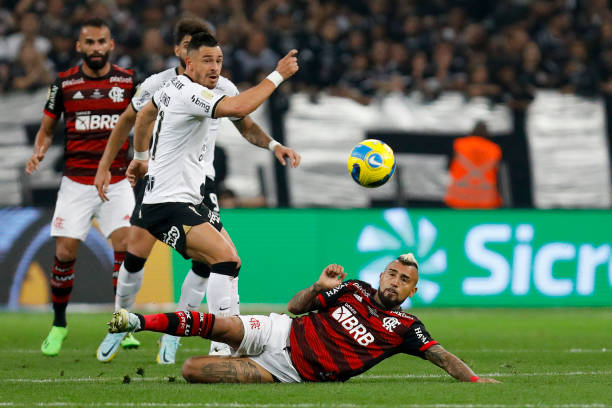 Giuliano, do Corinthians, e Vidal, do Flamengo, em disputa na final da Copa do Brasil