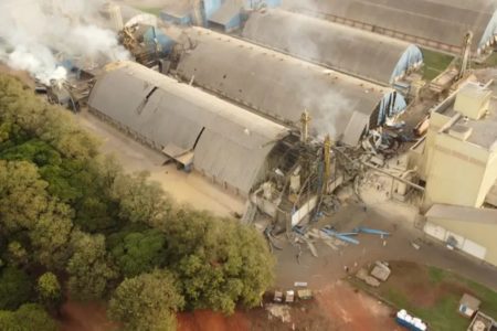 Imagem colorida mostra Explosão em silo de cooperativa no Paraná - Metrópoles