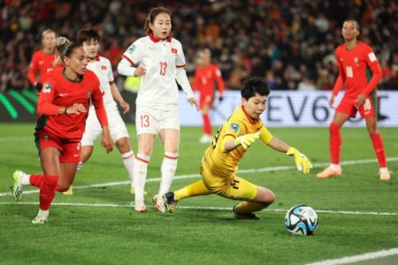 jogadoras de futebol disputam bola