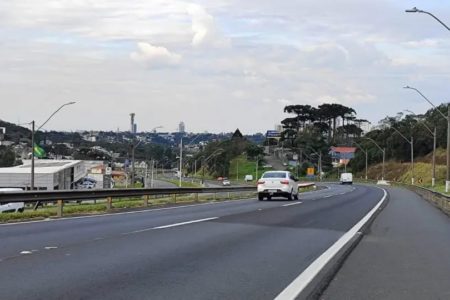 Imagem colorida de uma rodovia em Curitiba - Metrópoles