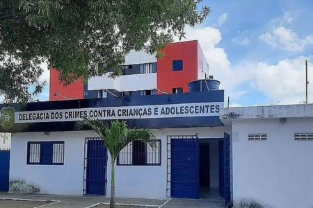 Foto colorida da delegacia dos crimes contra crianças e adolescentes de Alagoas - Metrópoles