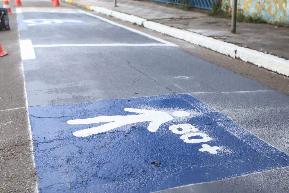 Vaga para idoso em estacionamento