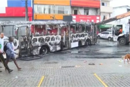 Imagem colorida de ônibus incendiado em Salvador - Metrópoles