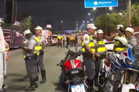 Policiais militares apreendem motos que participam de rolezinho na Marginal Pinheiros; imagem mostra PMs ao lado de caminhão e motos apreendidas