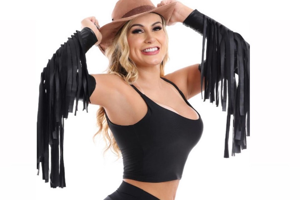 Foto colorida de frente da modelo Andressa Urach - Metrópoles