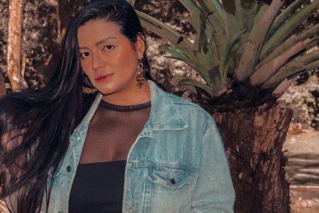 Paulinha Vecchi, do No Limite, está usando uma blusa preta, shorts e um casaco jeans - Metrópoles