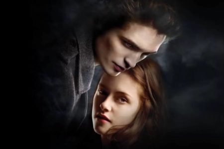 Imagem colorida de Kristen Stewart e Robert Pattinson em Crepúsculo - Metrópoles