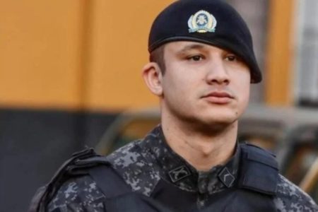 Imagem colorida mostra o policial militar da Rota Patrick Reis, usando boina preta e farda camuflada na cor escura - Metrópoles