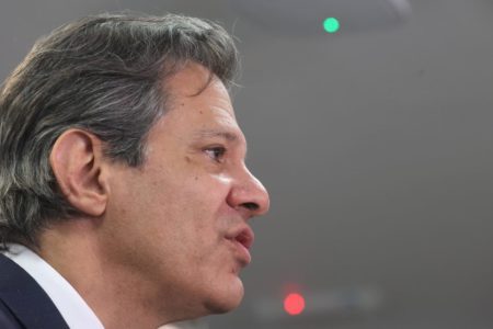 ministro da Fazenda, Fernando Haddad faz uma declaração à imprensa no escritório do Ministério da Fazenda, na Avenida Paulista - metrópoles