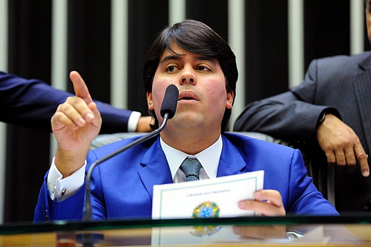 imagem colorida mostra deputado federa andré fufuca (pp) falando em frente ao microfone. ele usa terno azul, camisa branca e gravata -- Metrópoles